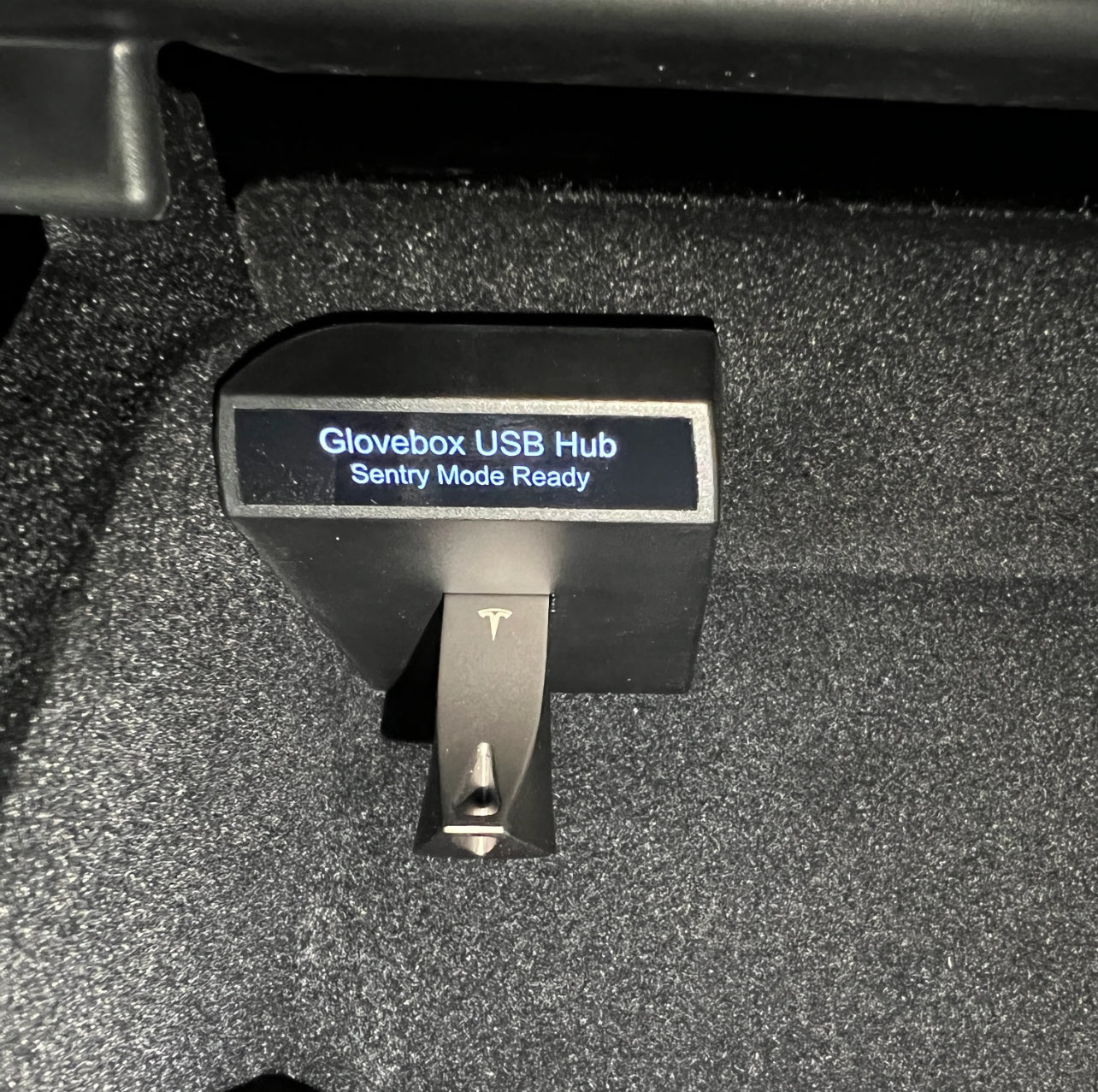 TESLA GLOVE BOX USB HUB